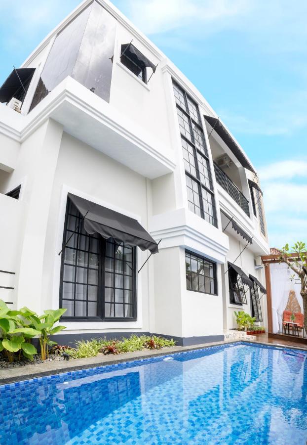 Hening Pool Villa Purwokerto Esterno foto